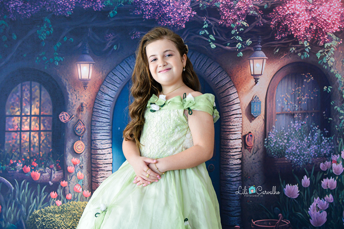 Foto de menina no estudio em Maringá,. vestido verde, tema páscoa,  vestido clarinho 