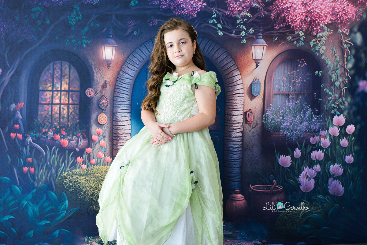 Foto de menina no estudio em Maringá,. vestido verde, tema páscoa,  corpo inteiro 