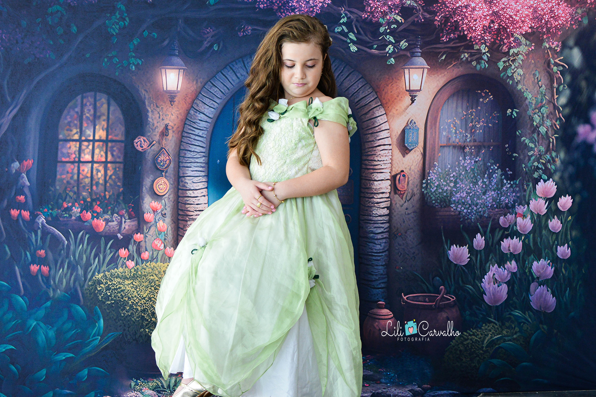 Foto de menina no estudio em Maringá,. vestido verde, tema páscoa,  olhando para baixo 