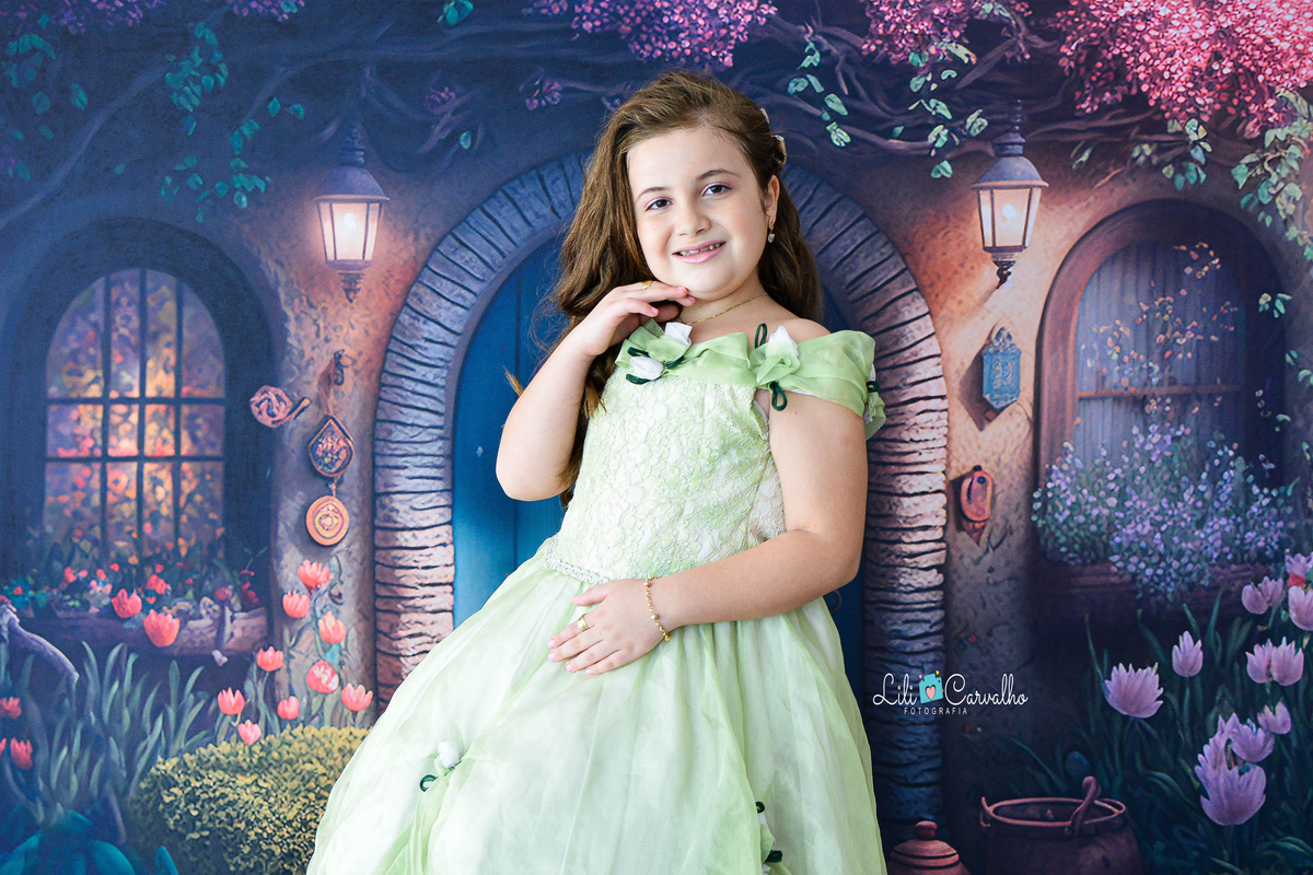 Foto de menina no estudio em Maringá,. vestido verde, tema páscoa,  mão no rosto 