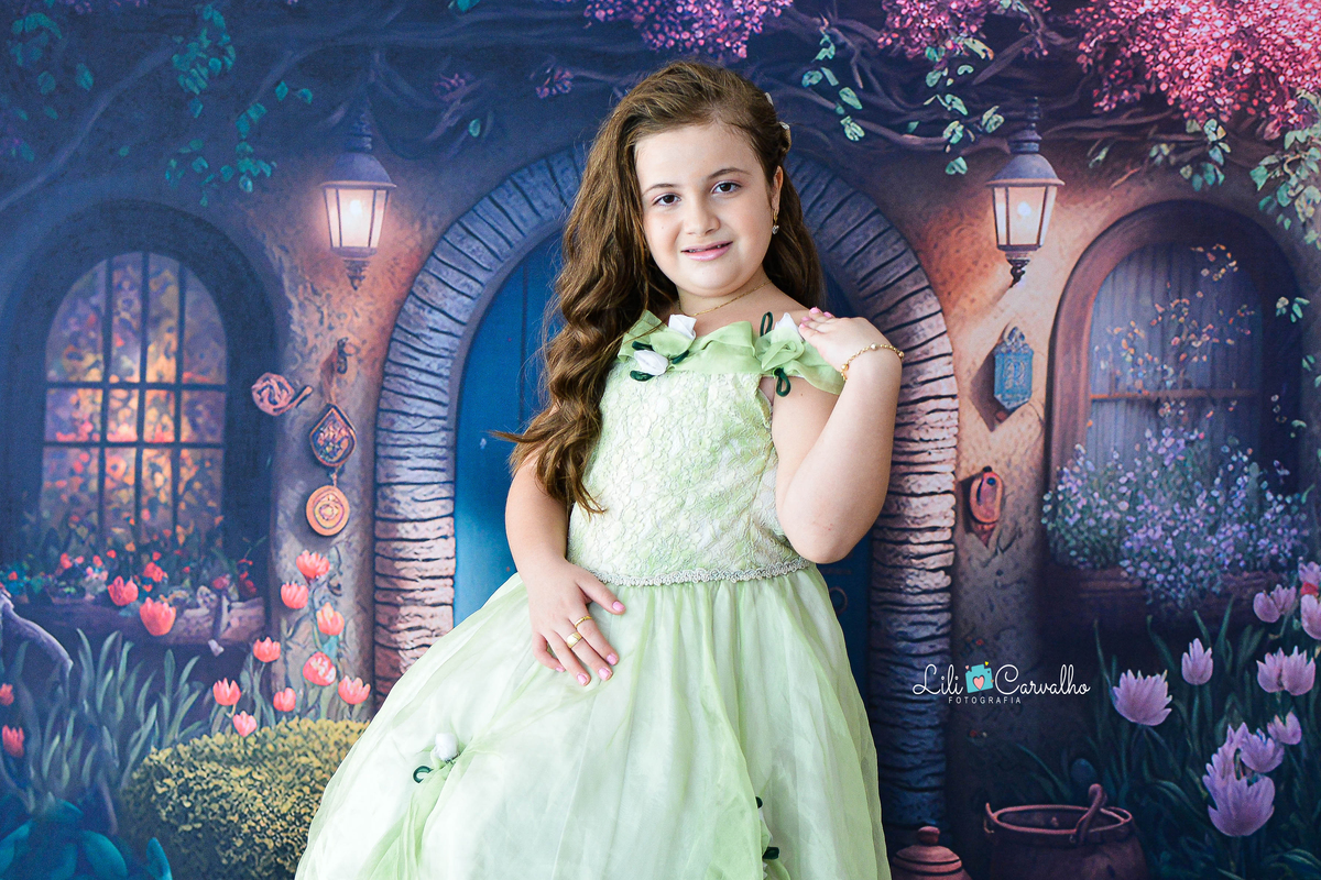 Foto de menina no estudio em Maringá,. vestido verde, tema páscoa,  mão no ombro 