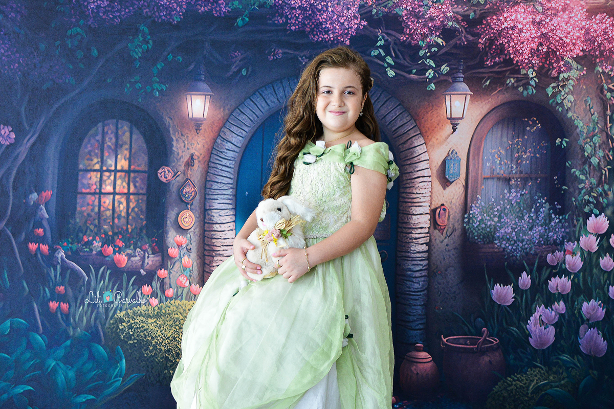 Foto de menina no estudio em Maringá,. vestido verde, tema páscoa,  de frente 