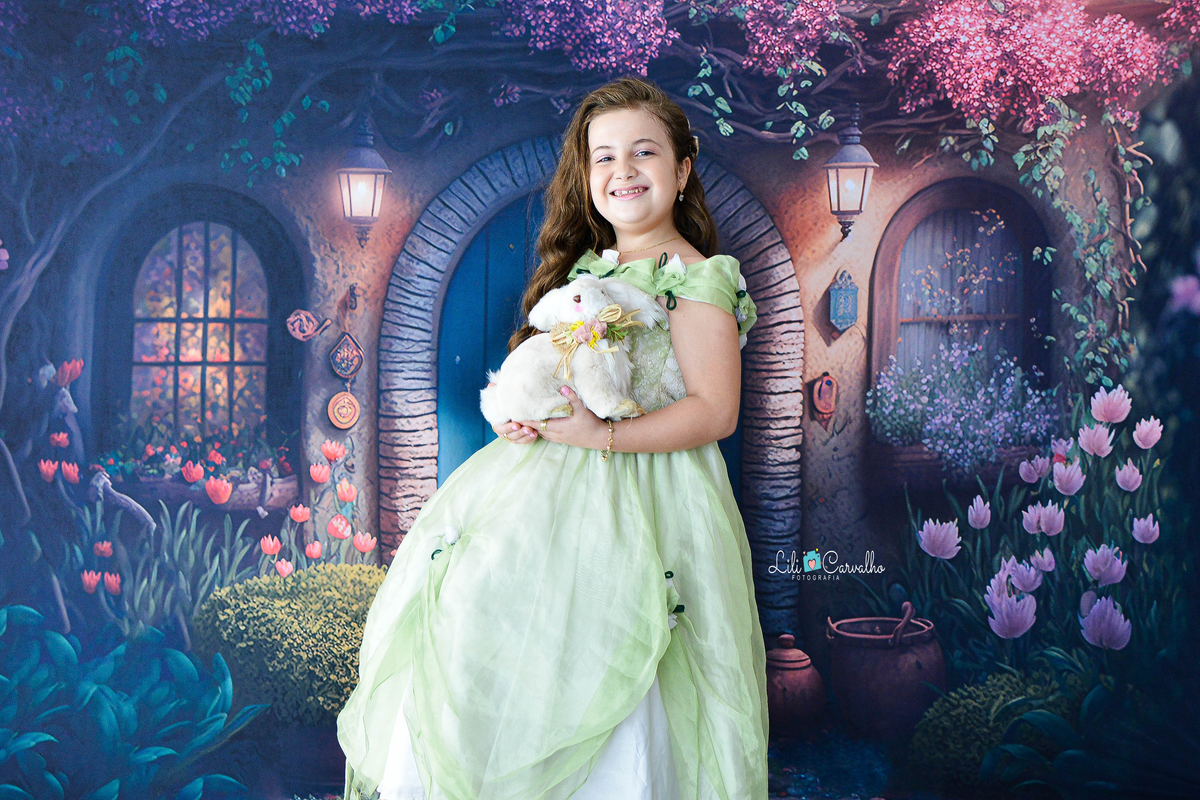 Foto de menina no estudio em Maringá,. vestido verde, tema páscoa,  