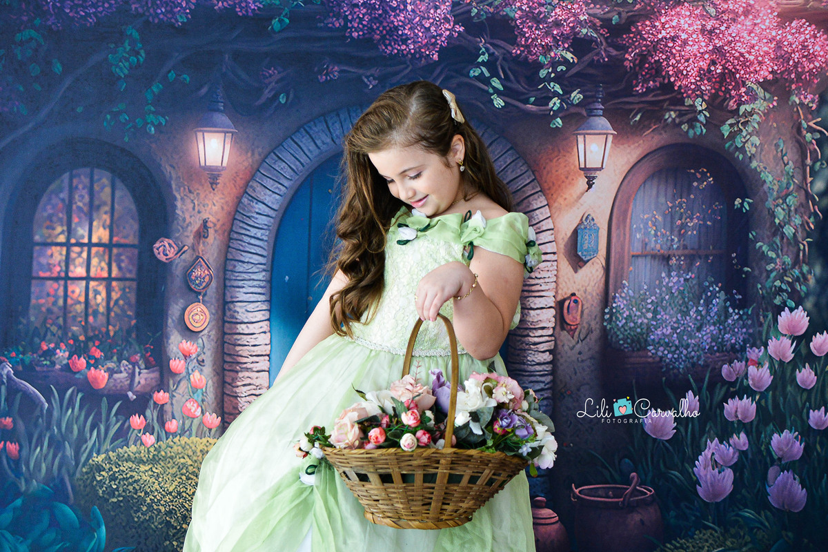 Foto de menina no estudio em Maringá,. vestido verde, tema páscoa,  cesta de flores 