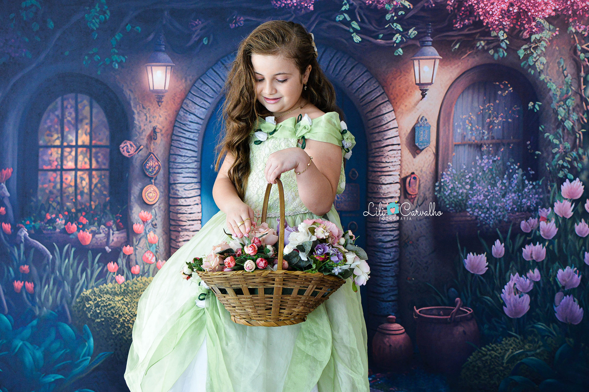 Foto de menina no estudio em Maringá,. vestido verde, tema páscoa,  fofa 