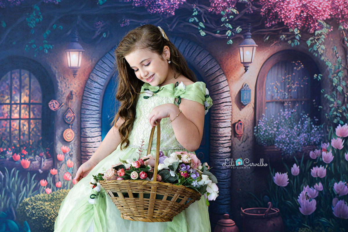 Foto de menina no estudio em Maringá,. vestido verde, tema páscoa,  com cesta cheia de flores 