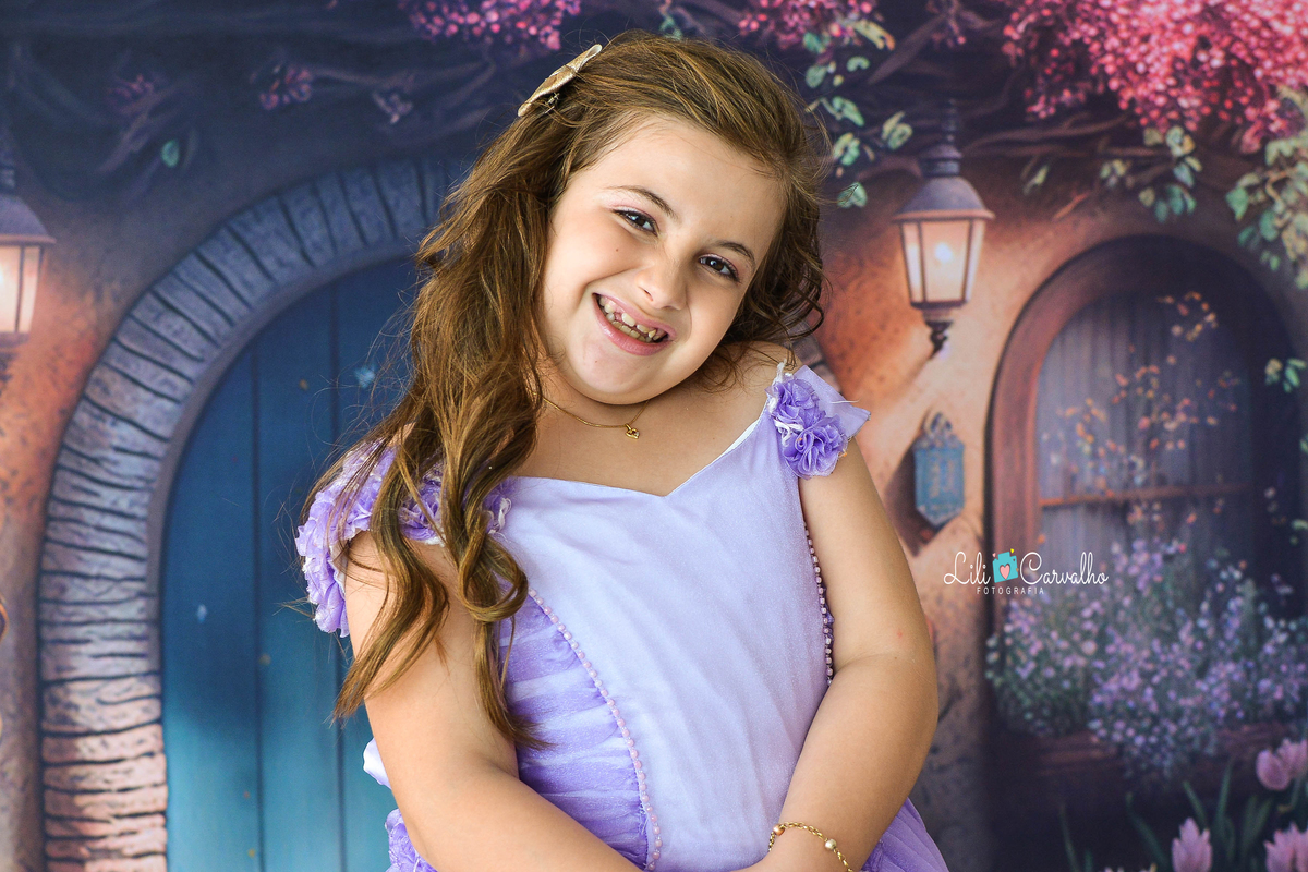 Foto de menina no estudio em Maringá,. vestido lilas , tema páscoa,  