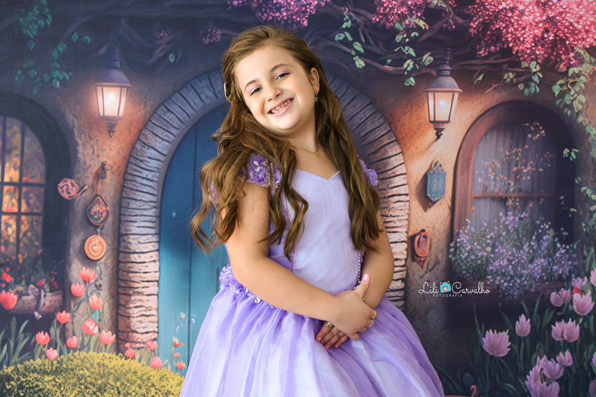 Foto de menina no estudio em Maringá,. vestido lilas sorrindo , tema páscoa, 
