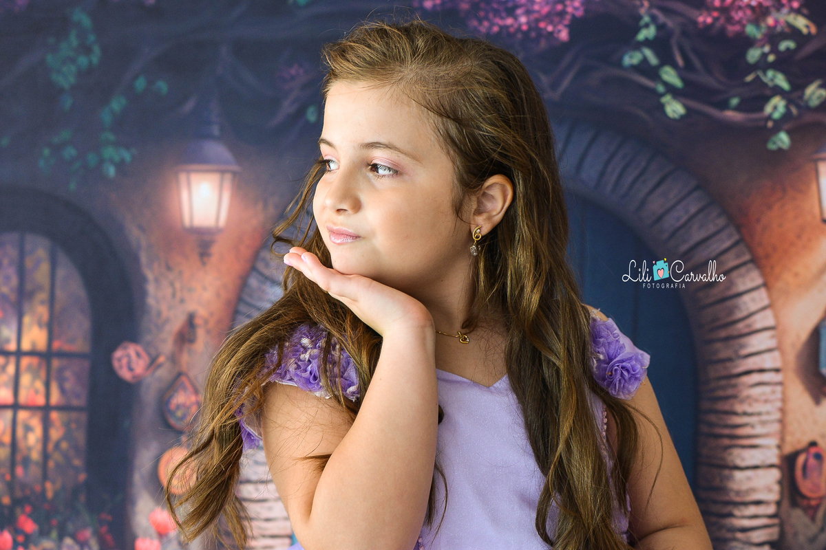 Foto de menina no estudio em Maringá,. vestido roxo, tema páscoa,  mao no rosto