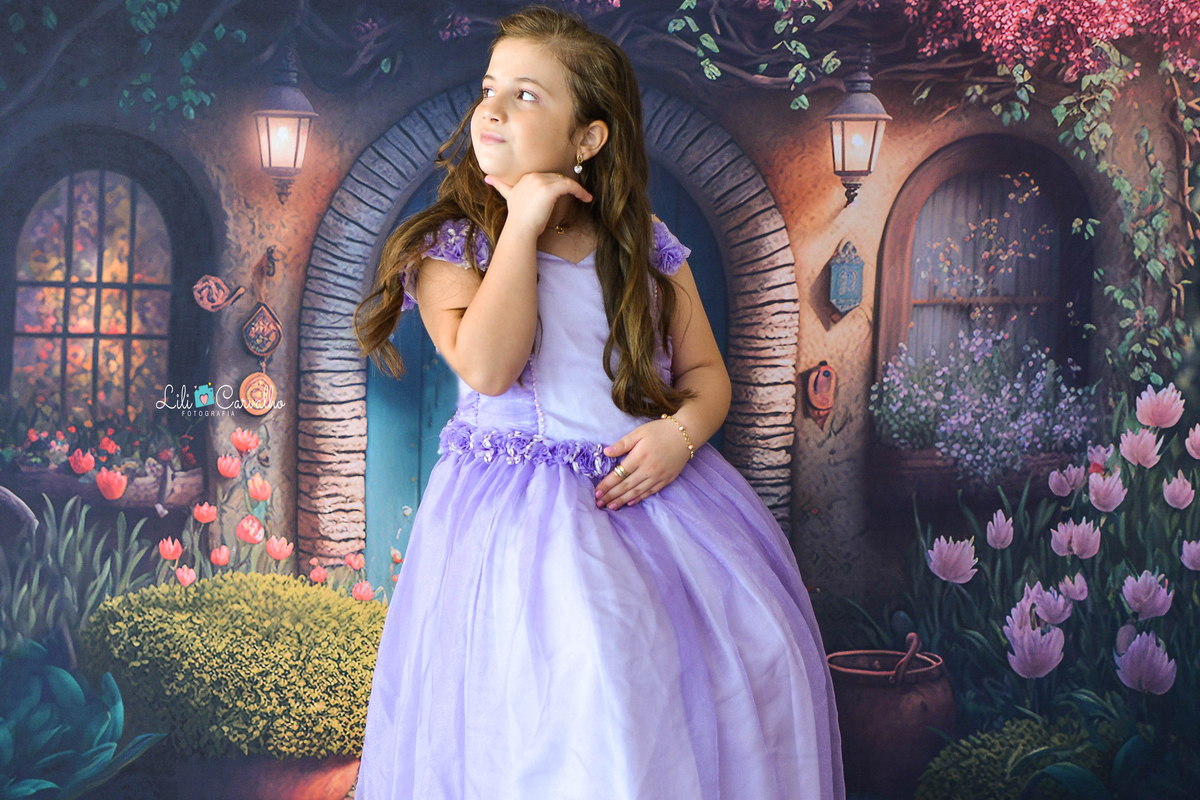Foto de menina no estudio em Maringá,. vestido roxo olhando para cima , tema páscoa,  