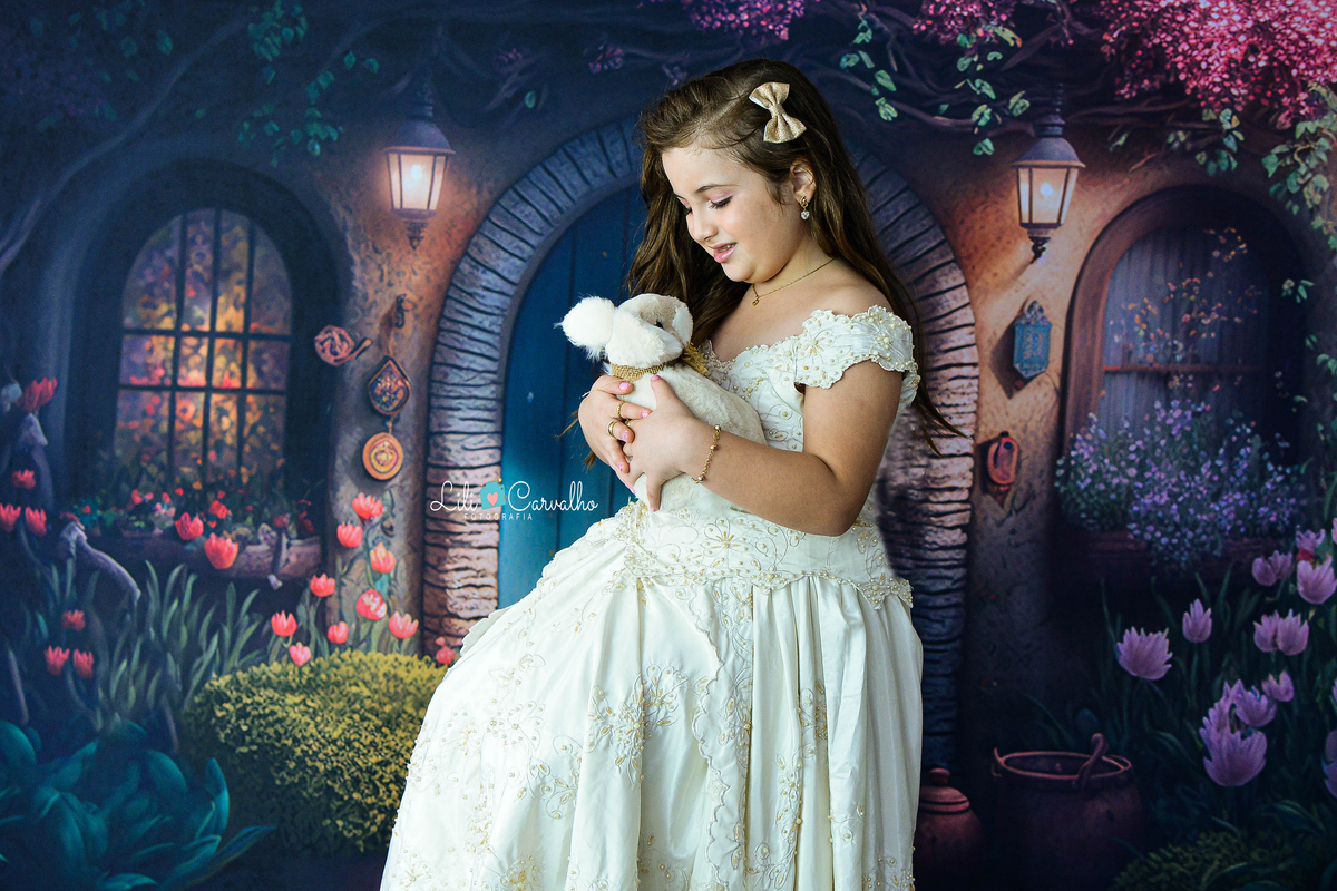 Foto de menina no estudio em Maringá,. vestido bonito , tema páscoa, 