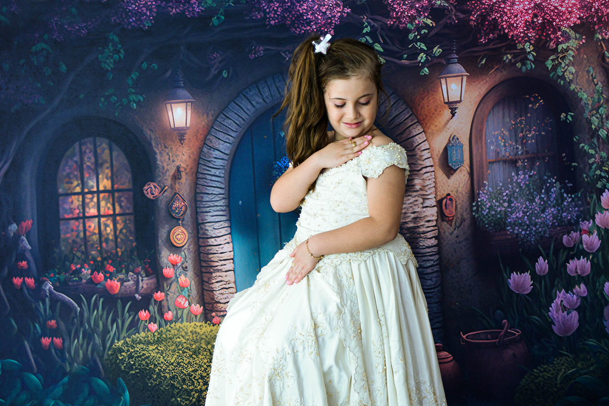 Foto de menina no estudio em Maringá,. vestido claro, tema páscoa,  