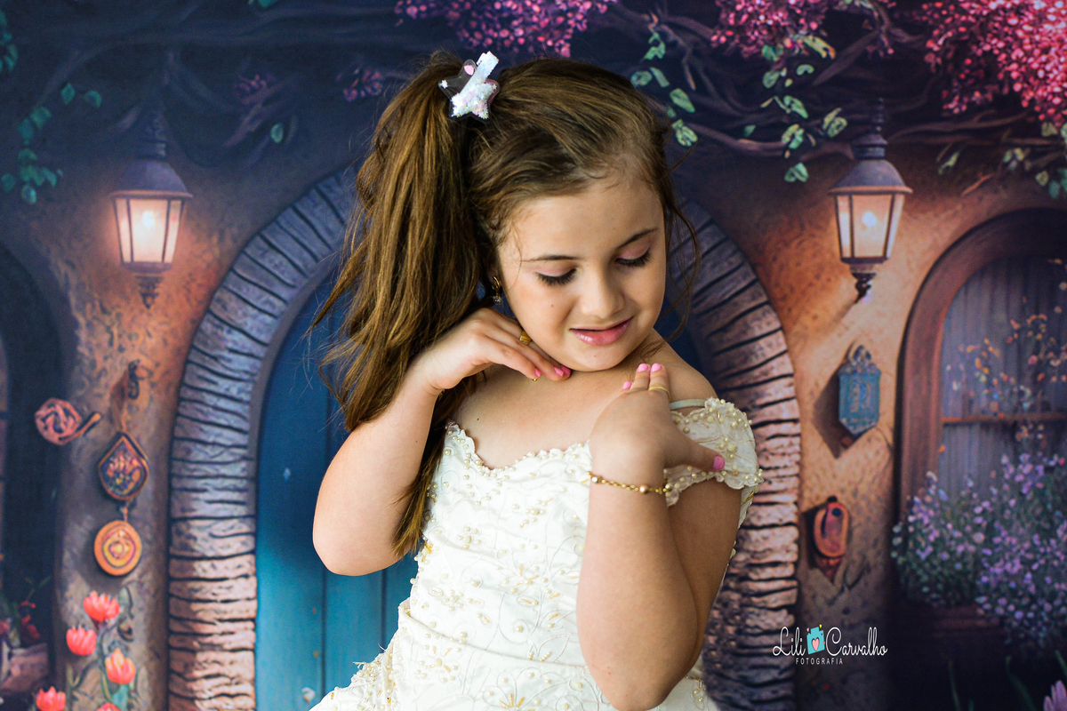Foto de menina no estudio em Maringá,. vestido verde, tema páscoa,  cabelo preso