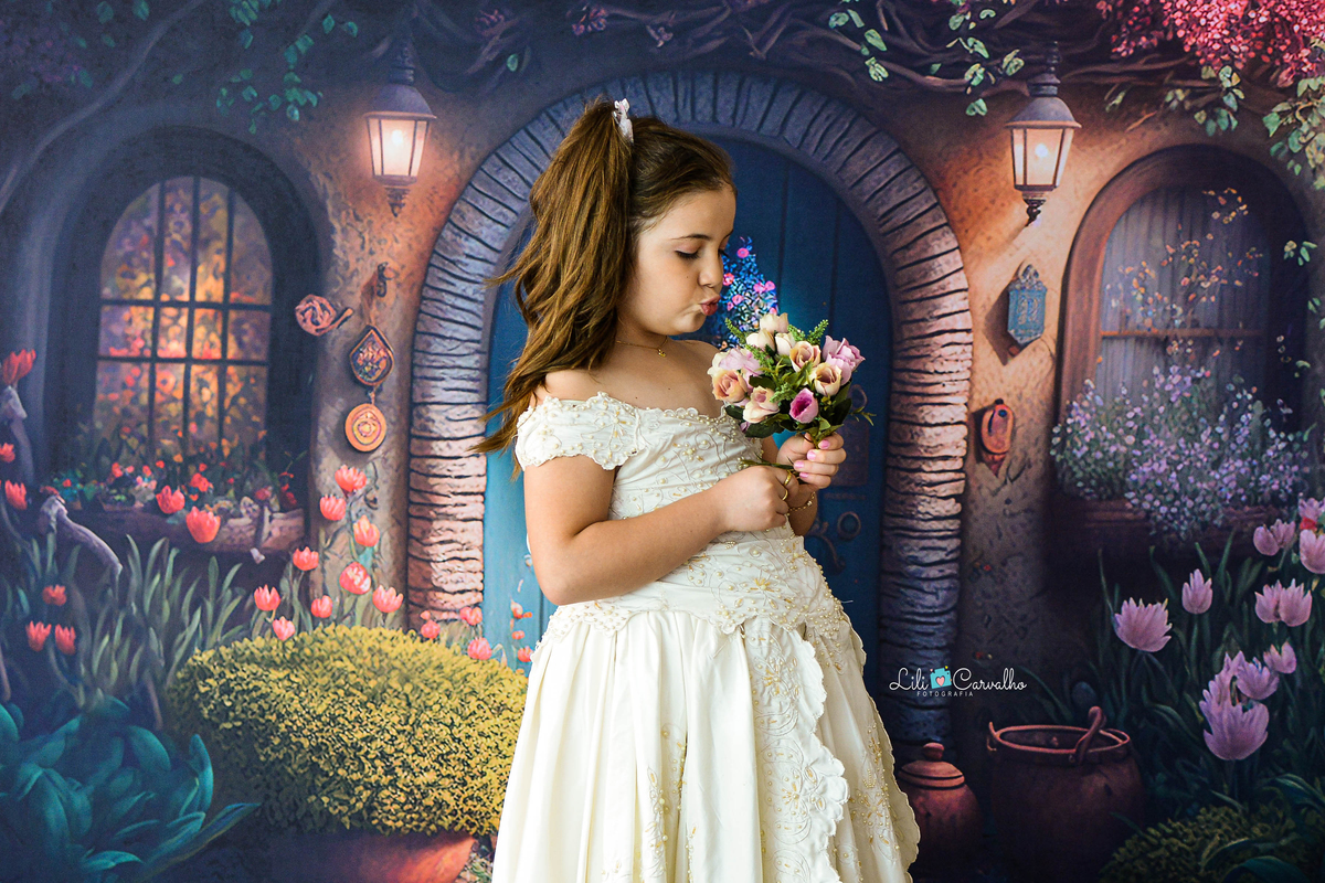 Foto de menina no estudio em Maringá,. vestido verde, tema páscoa,  flores 