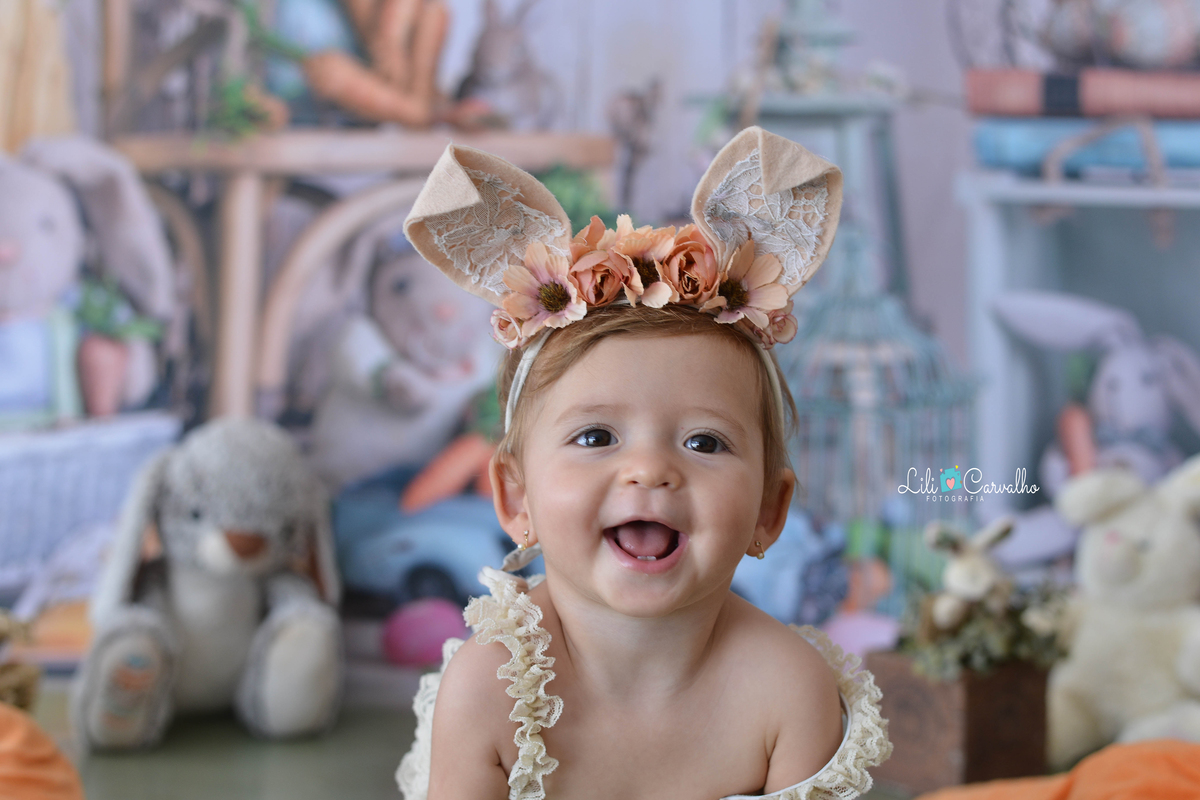 foto de criança em ensaio de pascoa em Maringá  sorrindo 