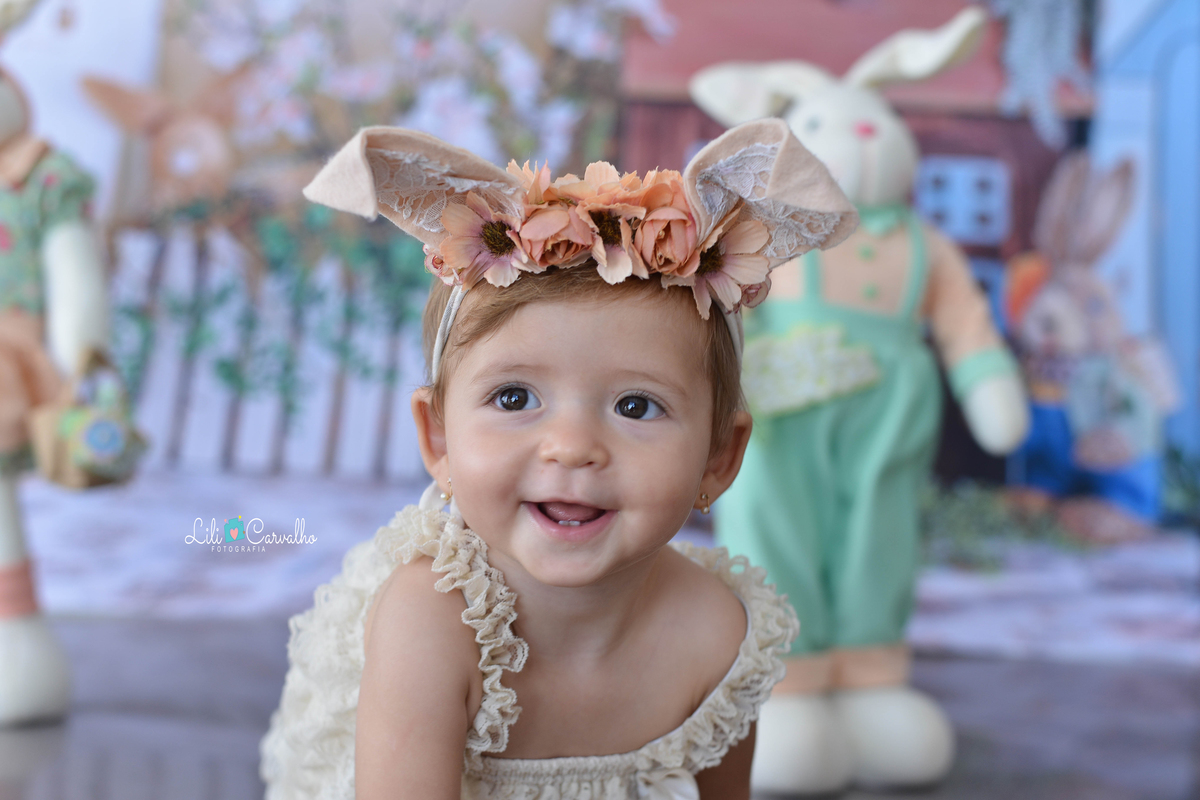 foto de criança em ensaio de pascoa em Maringá  olhando para lado 