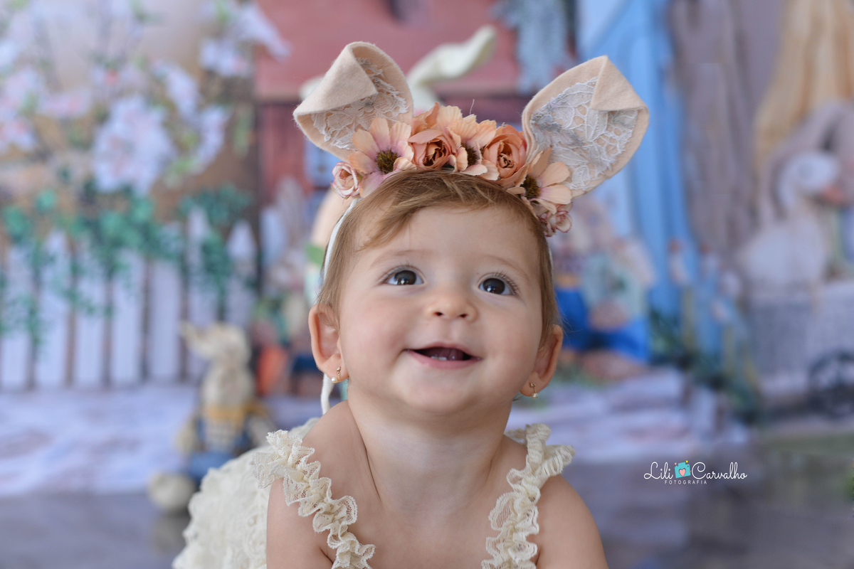 foto de criança em ensaio de pascoa em Maringá  olhando para cima 