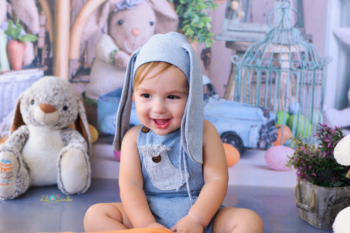  ensaio fotografico realizado em Maringá do tema de pascoa  gargalhada olhando para baixo 