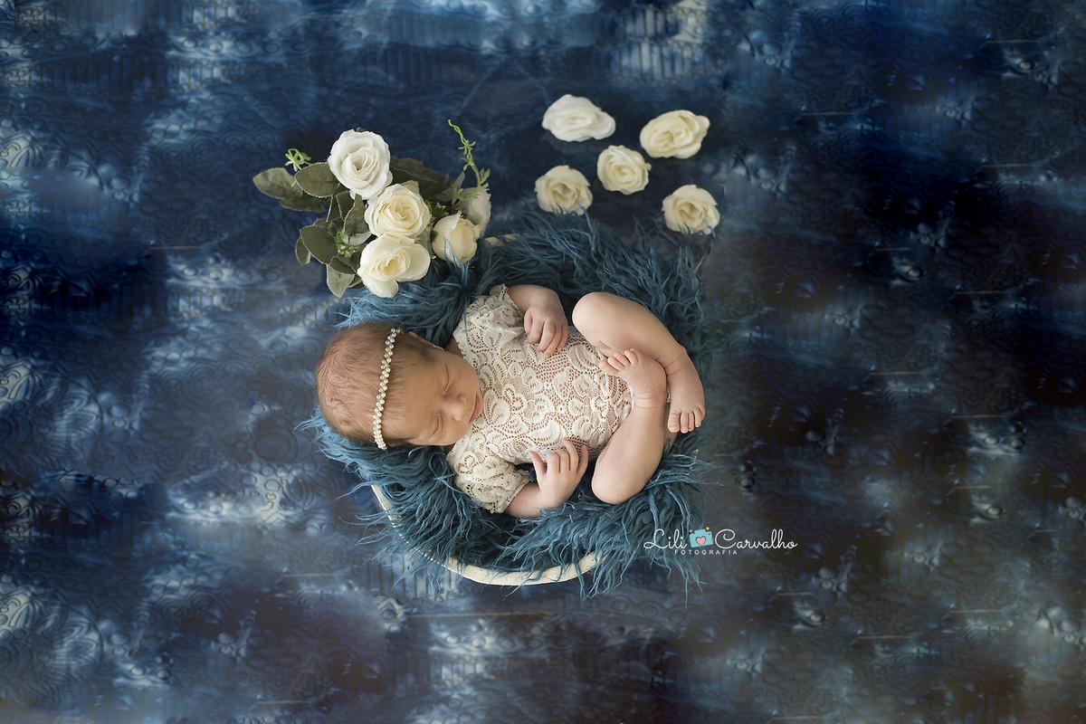 fundo azul melhor fotografa lili bebe de branco