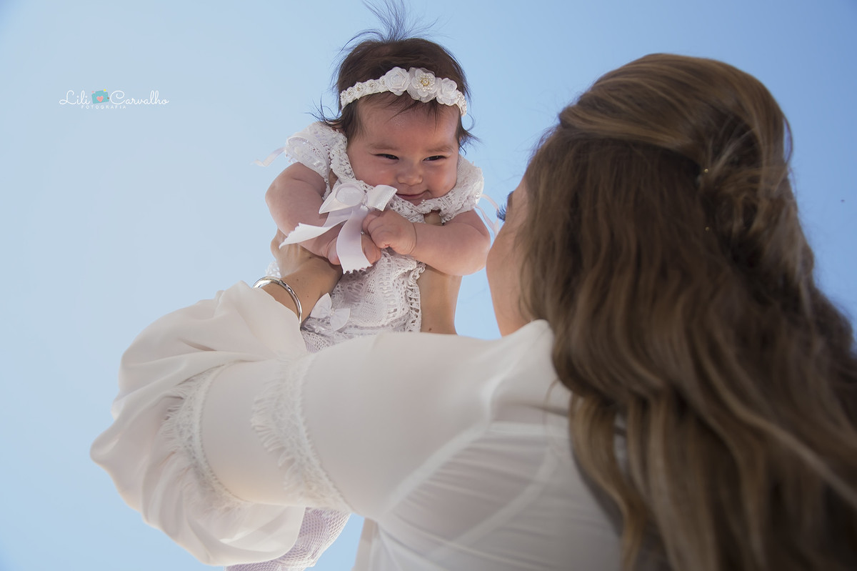 mae segurando bebe p cima maringa