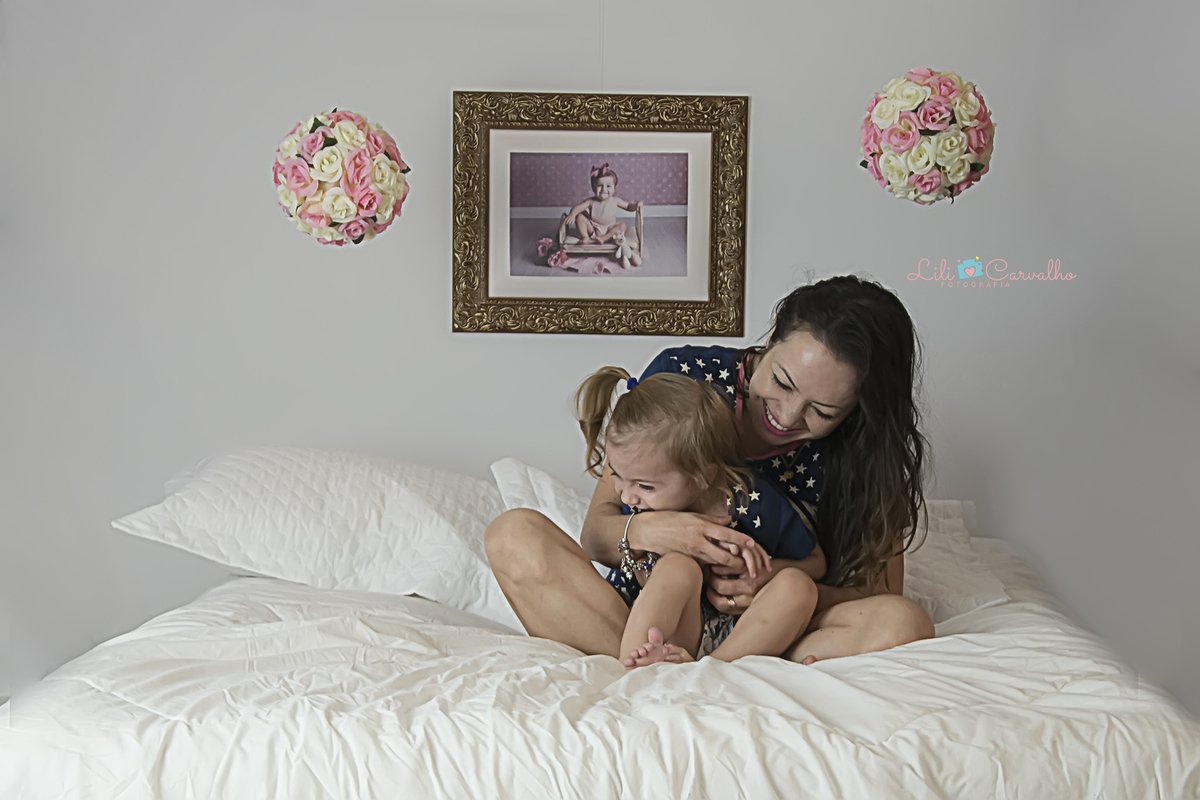 dia das maes maringa fotografia mae filha filho lili carvalho cama pijama livros cafe manha flores 