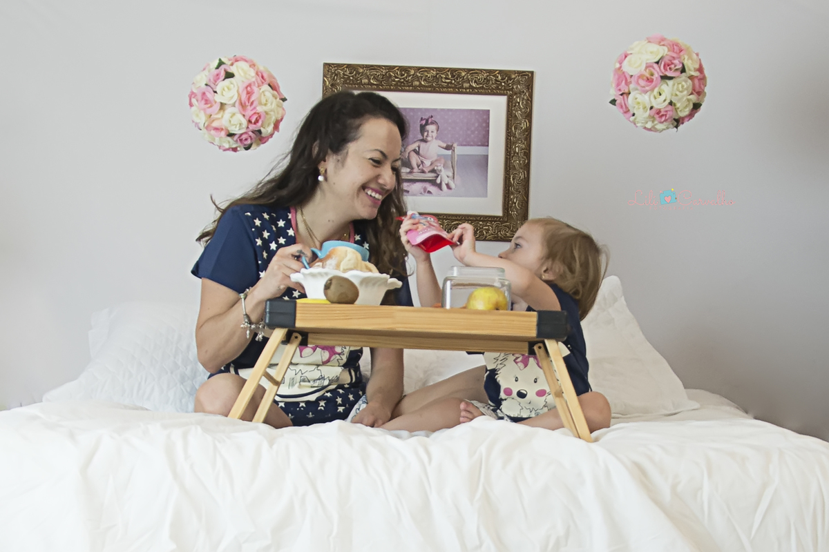 dia das maes maringa fotografia mae filha filho lili carvalho cama pijama livros cafe manha flores 