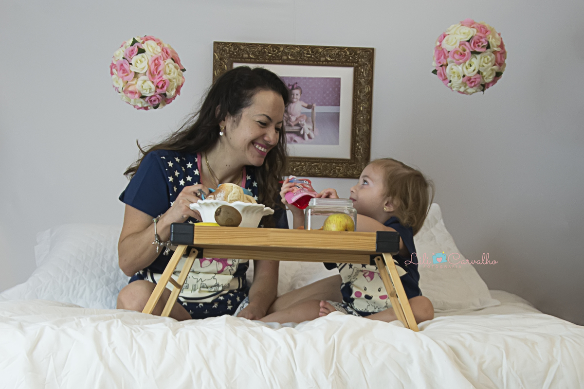 dia das maes maringa fotografia mae filha filho lili carvalho cama pijama livros cafe manha flores 
