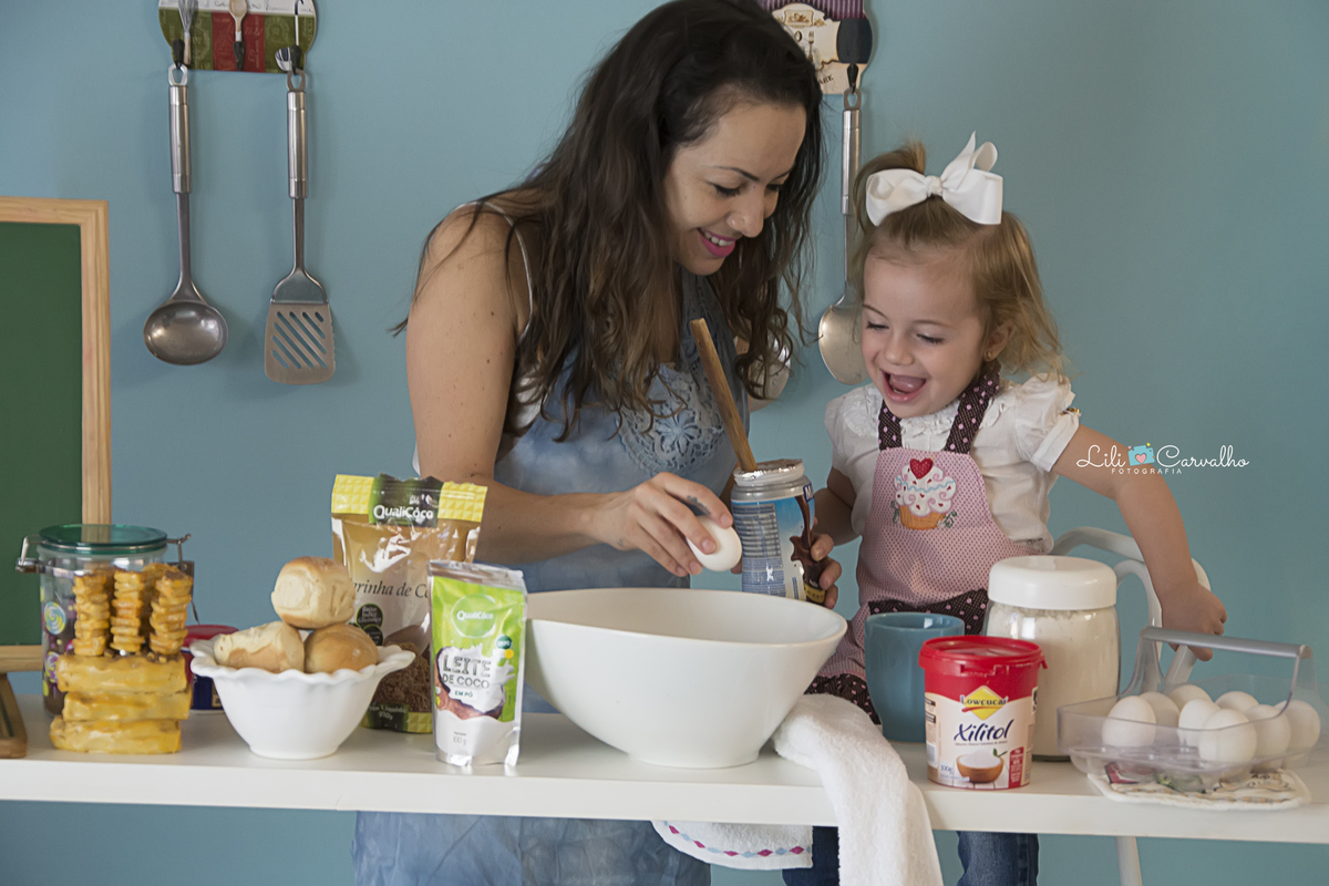 dia das maes maringa cozinha farinha brincando lili carvalho fundo azul verde 