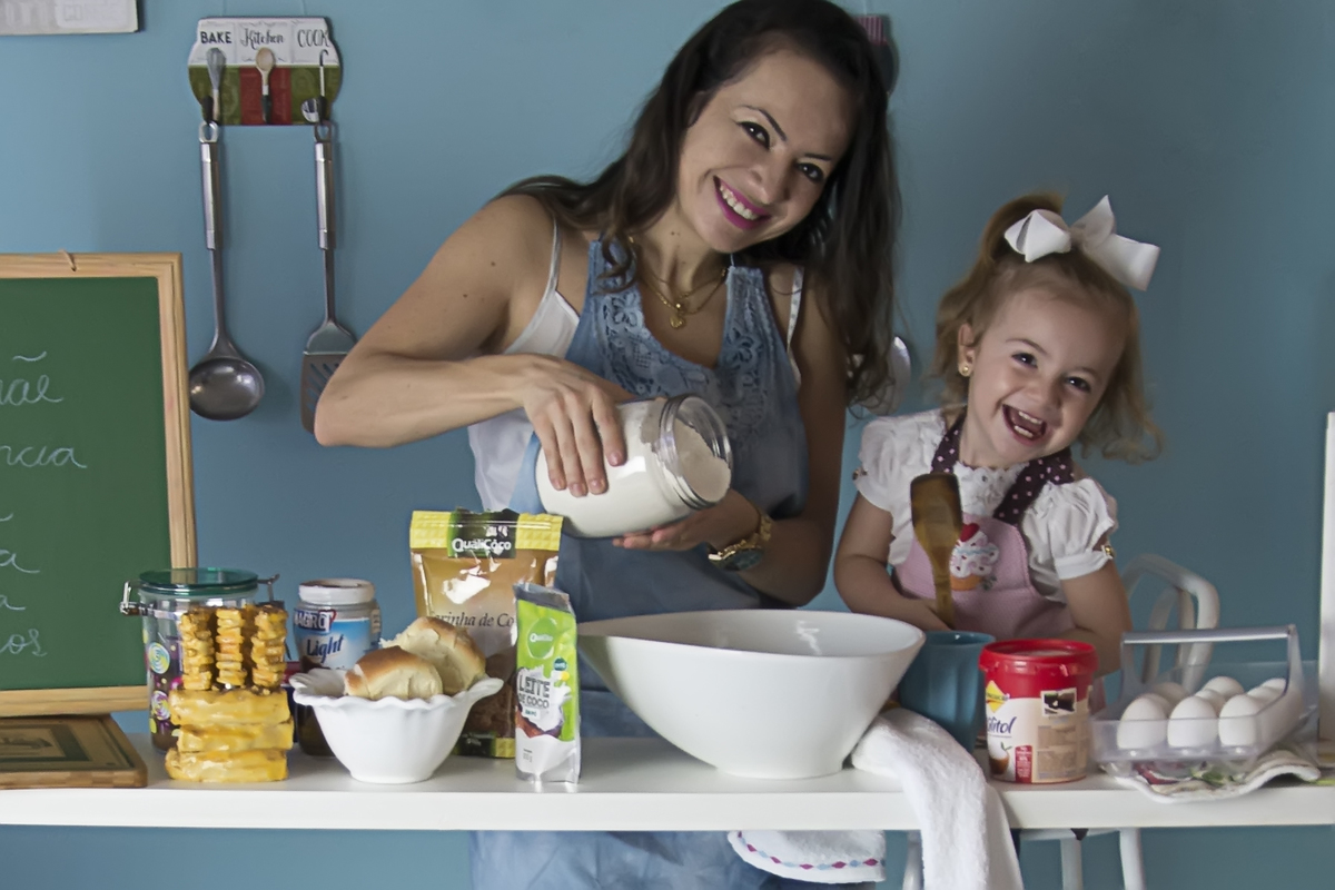 dia das maes maringa cozinha farinha brincando lili carvalho fundo azul verde 