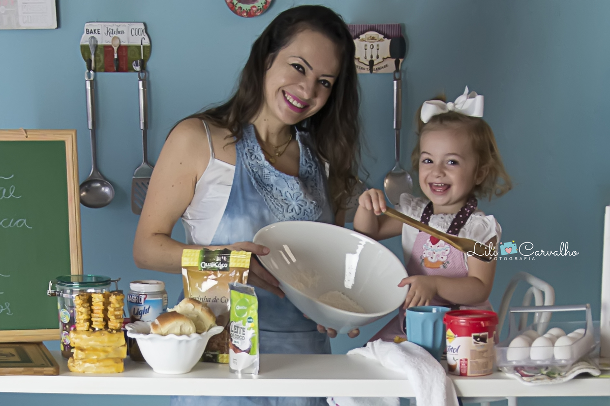 dia das maes maringa cozinha farinha brincando lili carvalho fundo azul verde 