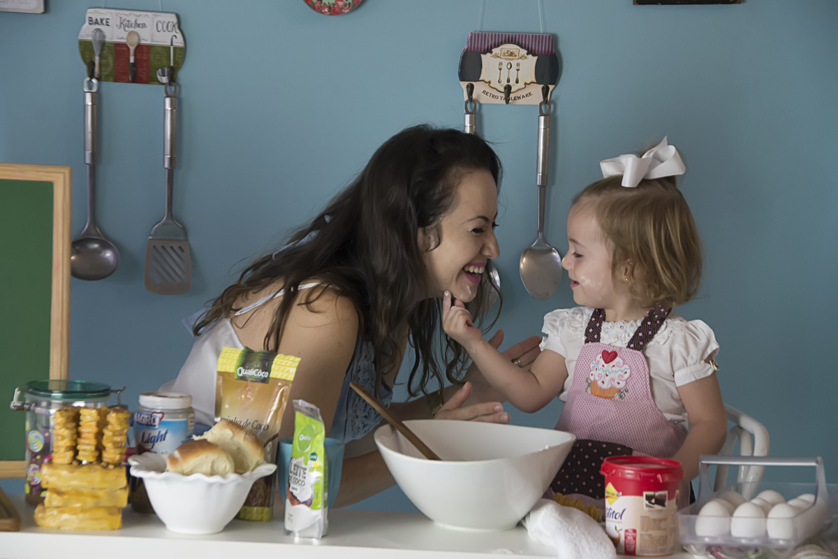 dia das maes maringa cozinha farinha brincando lili carvalho fundo azul verde 