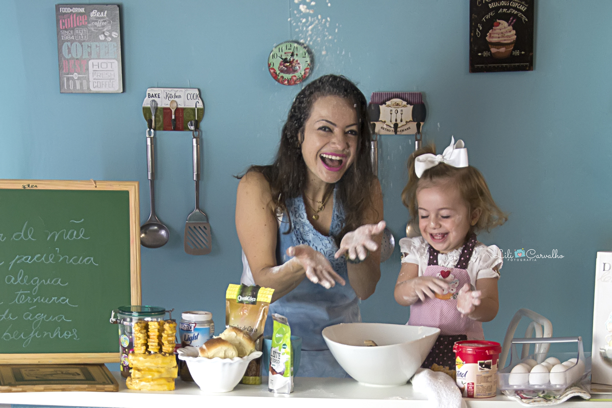 dia das maes maringa cozinha farinha brincando lili carvalho fundo azul verde 