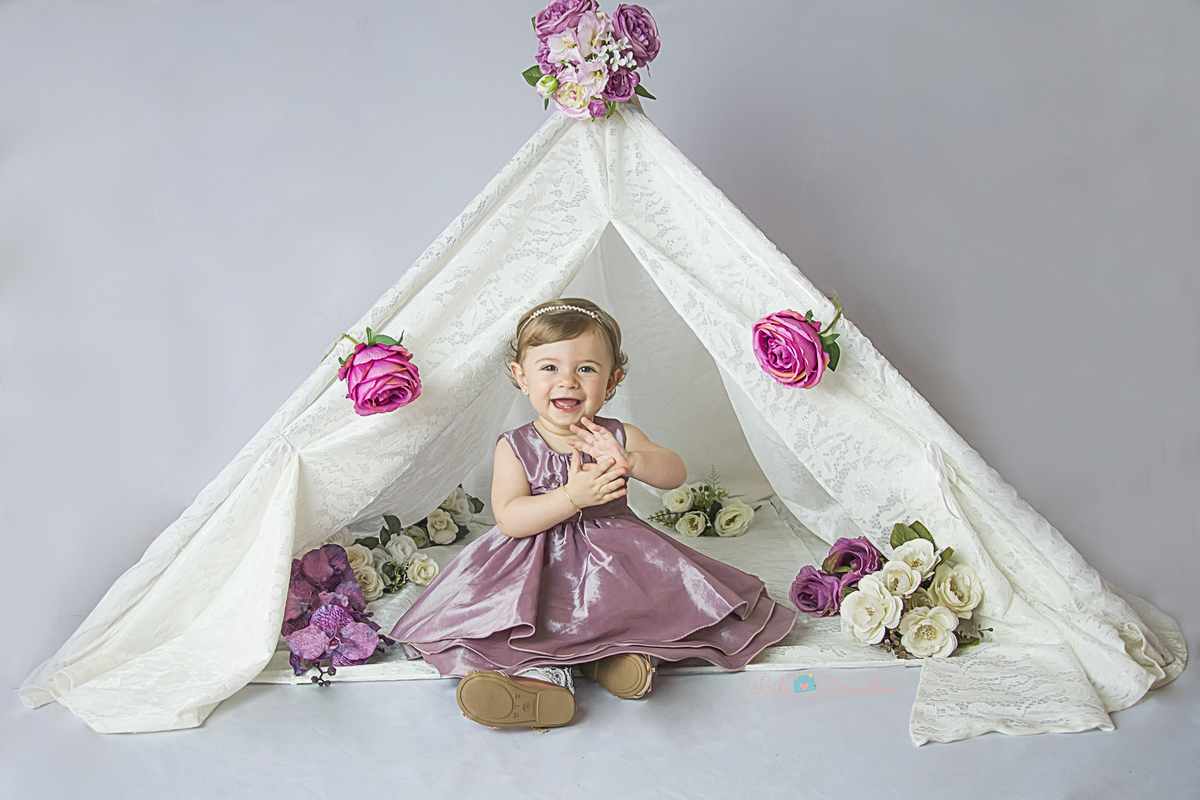 smash the cake maringa ensaio estudio foto um ano, foto cabana, cabana de renda, menina de vestido com bexiga cabana de renda, menina sorrindo lili carvalho maringa melhor newborn de maringa melhor acompanhamento infantil de maringa melhor ensaio gestante
