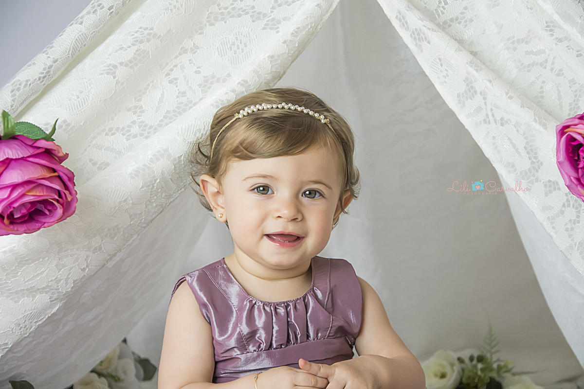 smash the cake maringa ensaio estudio foto um ano, foto cabana, cabana de renda, menina de vestido com bexiga cabana de renda, menina sorrindo lili carvalho maringa melhor newborn de maringa melhor acompanhamento infantil de maringa melhor ensaio gestante