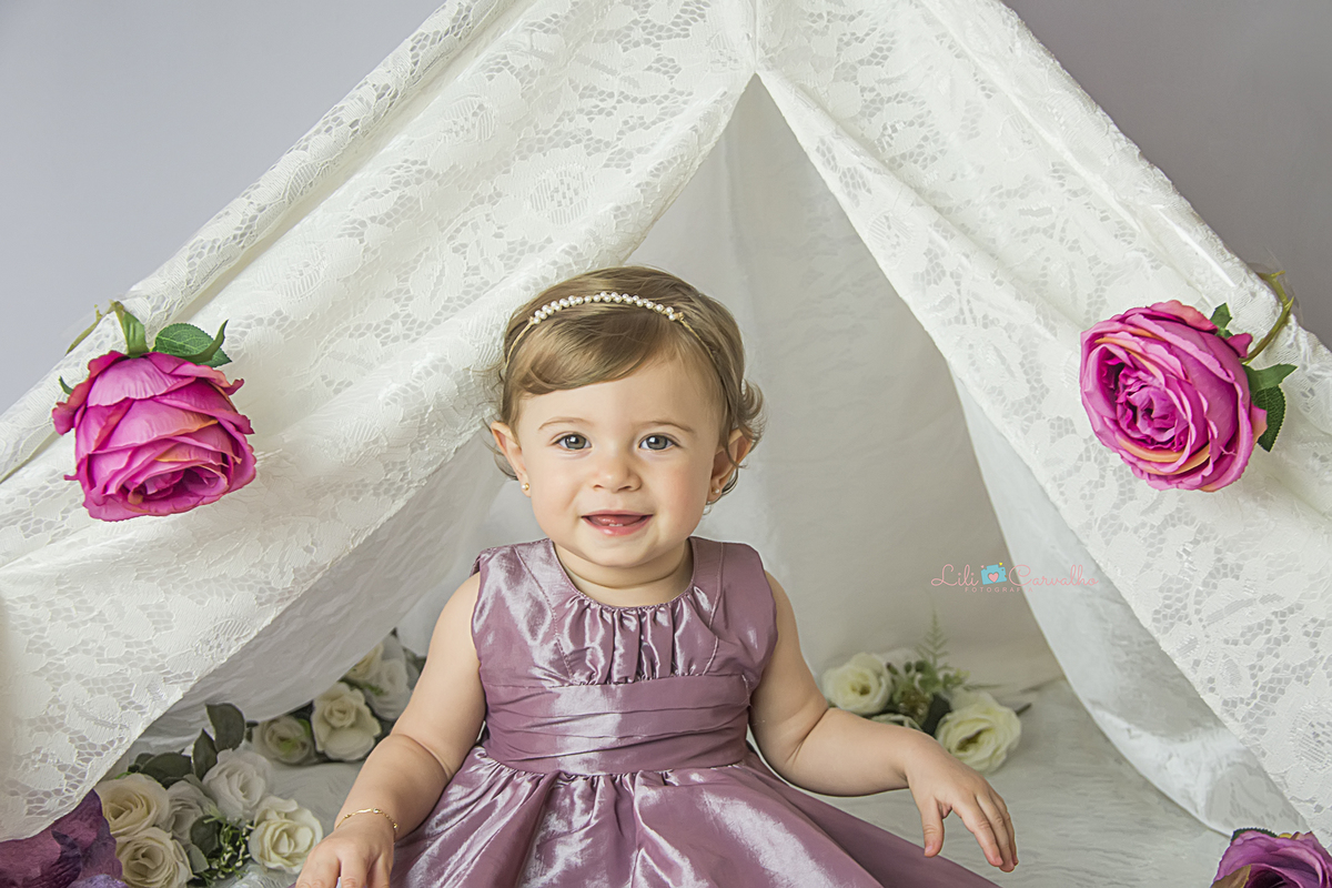 smash the cake maringa ensaio estudio foto um ano, foto cabana, cabana de renda, menina de vestido com bexiga cabana de renda, menina sorrindo lili carvalho maringa melhor newborn de maringa melhor acompanhamento infantil de maringa melhor ensaio gestante