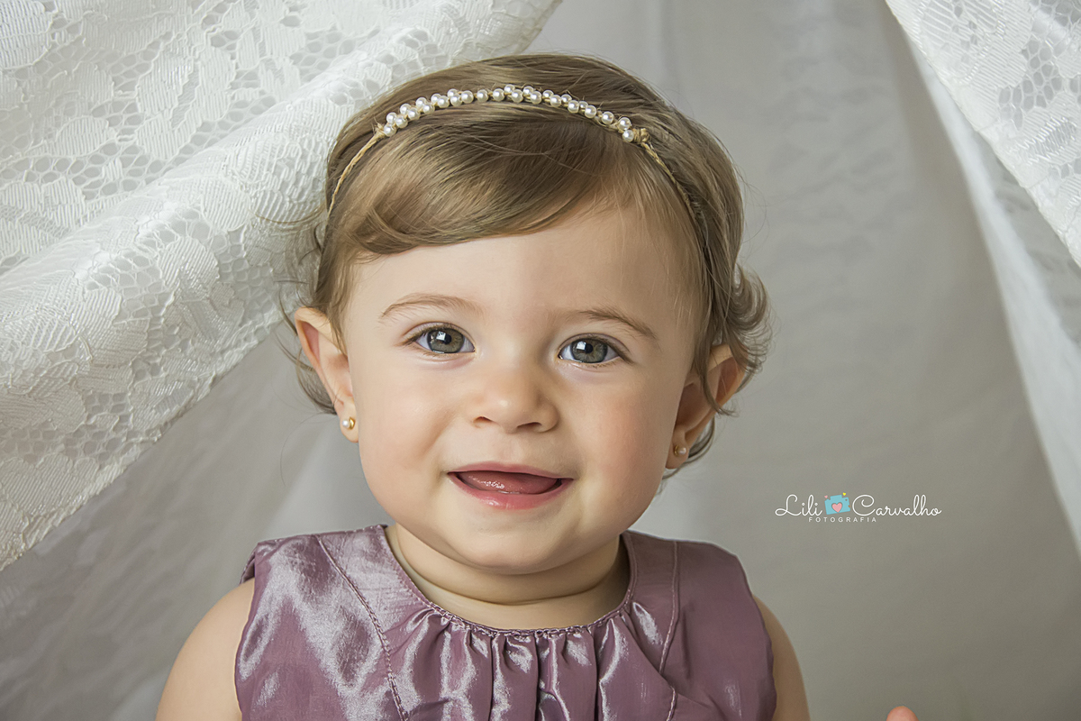 smash the cake maringa ensaio estudio foto um ano, foto cabana, cabana de renda, menina de vestido com bexiga cabana de renda, menina sorrindo lili carvalho maringa melhor newborn de maringa melhor acompanhamento infantil de maringa melhor ensaio gestante