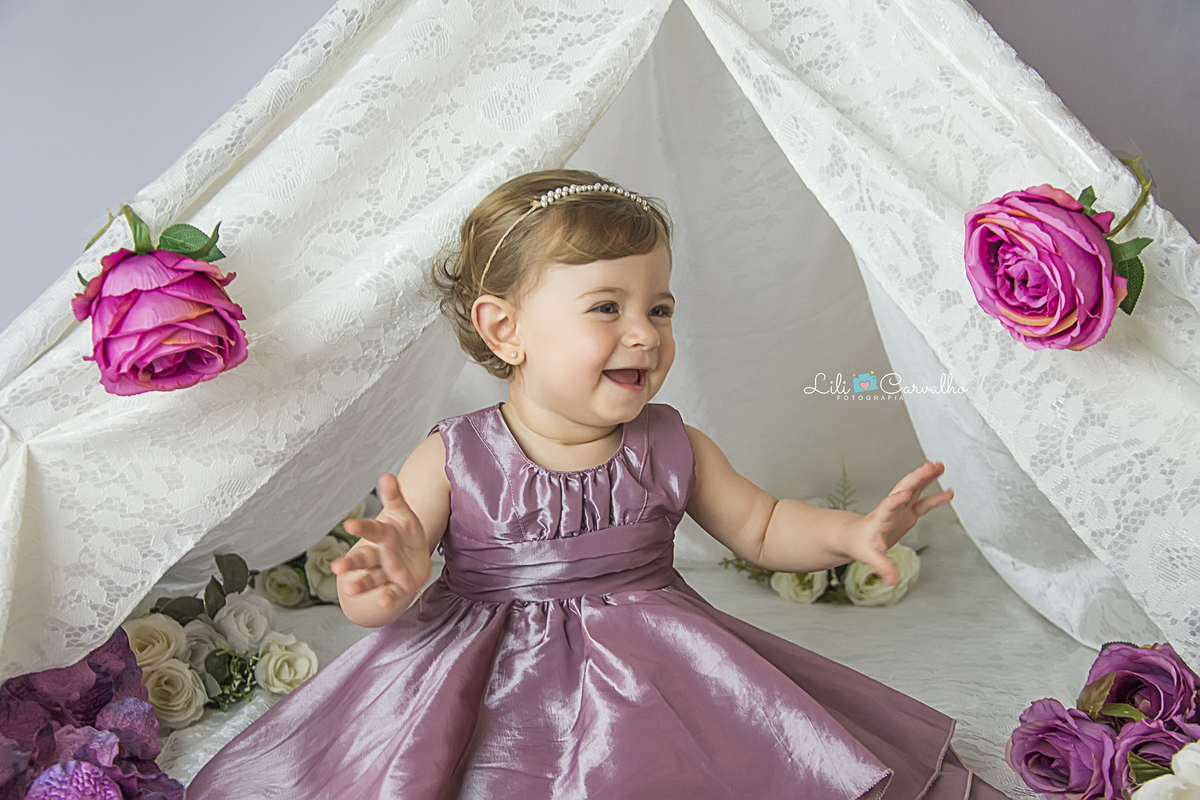 smash the cake maringa ensaio estudio foto um ano, foto cabana, cabana de renda, menina de vestido com bexiga cabana de renda, menina sorrindo lili carvalho maringa melhor newborn de maringa melhor acompanhamento infantil de maringa melhor ensaio gestante