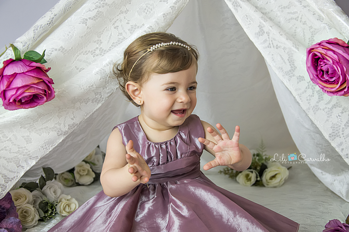 smash the cake maringa ensaio estudio foto um ano, foto cabana, cabana de renda, menina de vestido com bexiga cabana de renda, menina sorrindo lili carvalho maringa melhor newborn de maringa melhor acompanhamento infantil de maringa melhor ensaio gestante