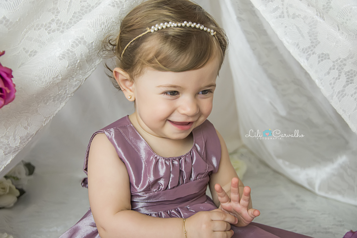 smash the cake maringa ensaio estudio foto um ano, foto cabana, cabana de renda, menina de vestido com bexiga cabana de renda, menina sorrindo lili carvalho maringa melhor newborn de maringa melhor acompanhamento infantil de maringa melhor ensaio gestante