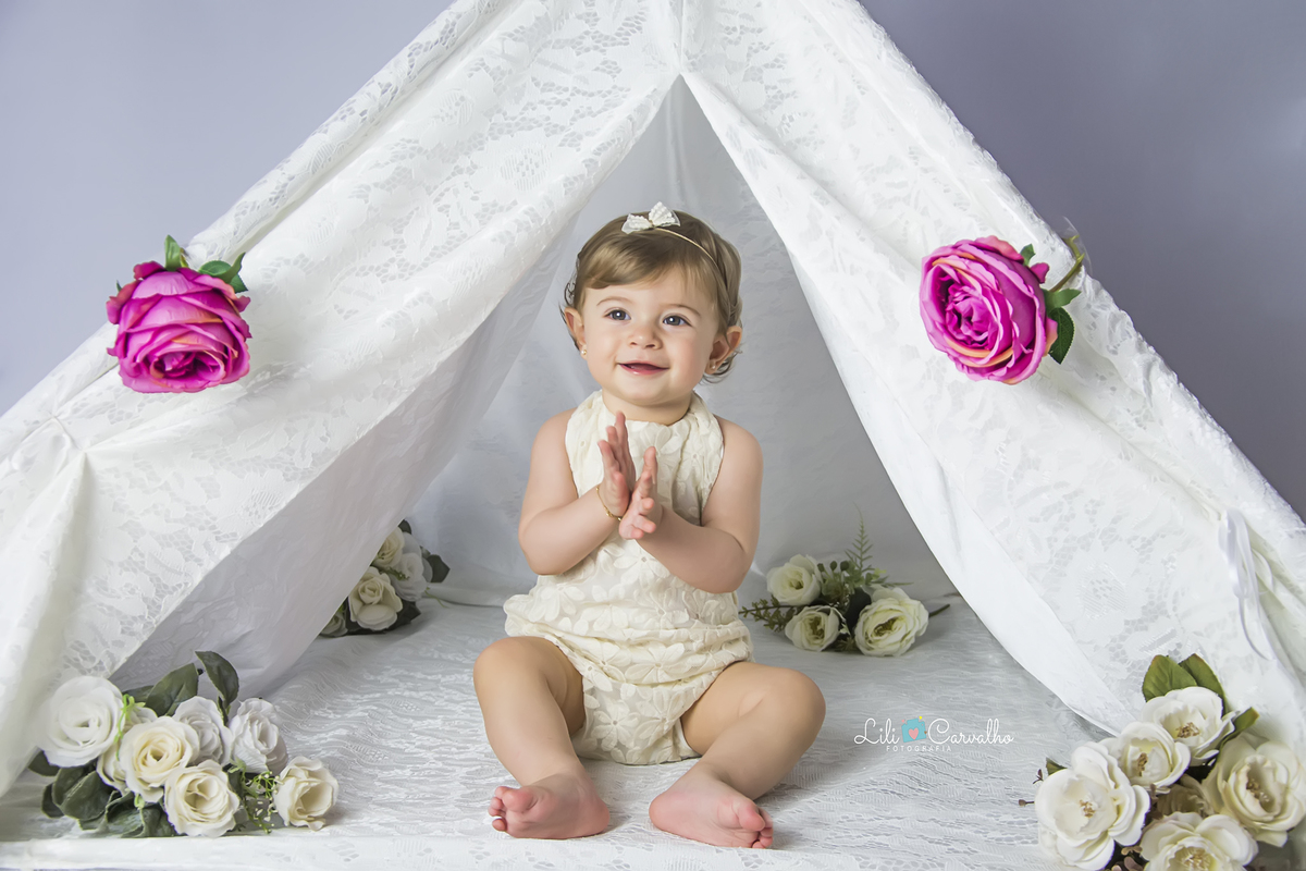 smash the cake maringa ensaio estudio foto um ano, foto cabana, cabana de renda, menina de vestido com bexiga cabana de renda, menina sorrindo lili carvalho maringa melhor newborn de maringa melhor acompanhamento infantil de maringa melhor ensaio gestante