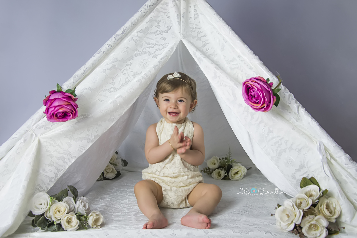 smash the cake maringa ensaio estudio foto um ano, foto cabana, cabana de renda, menina de vestido com bexiga cabana de renda, menina sorrindo lili carvalho maringa melhor newborn de maringa melhor acompanhamento infantil de maringa melhor ensaio gestante
