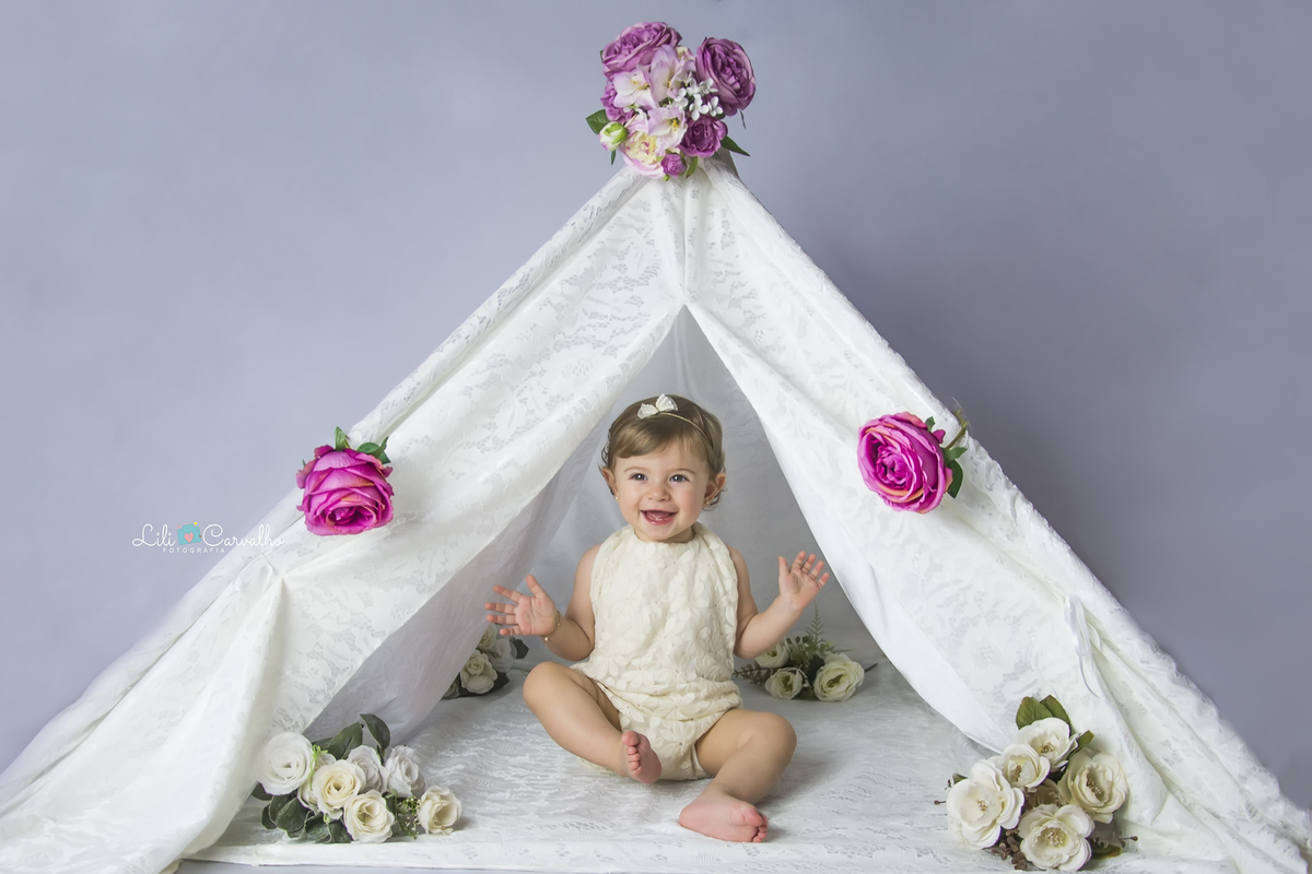 smash the cake maringa ensaio estudio foto um ano, foto cabana, cabana de renda, menina de vestido com bexiga cabana de renda, menina sorrindo lili carvalho maringa melhor newborn de maringa melhor acompanhamento infantil de maringa melhor ensaio gestante
