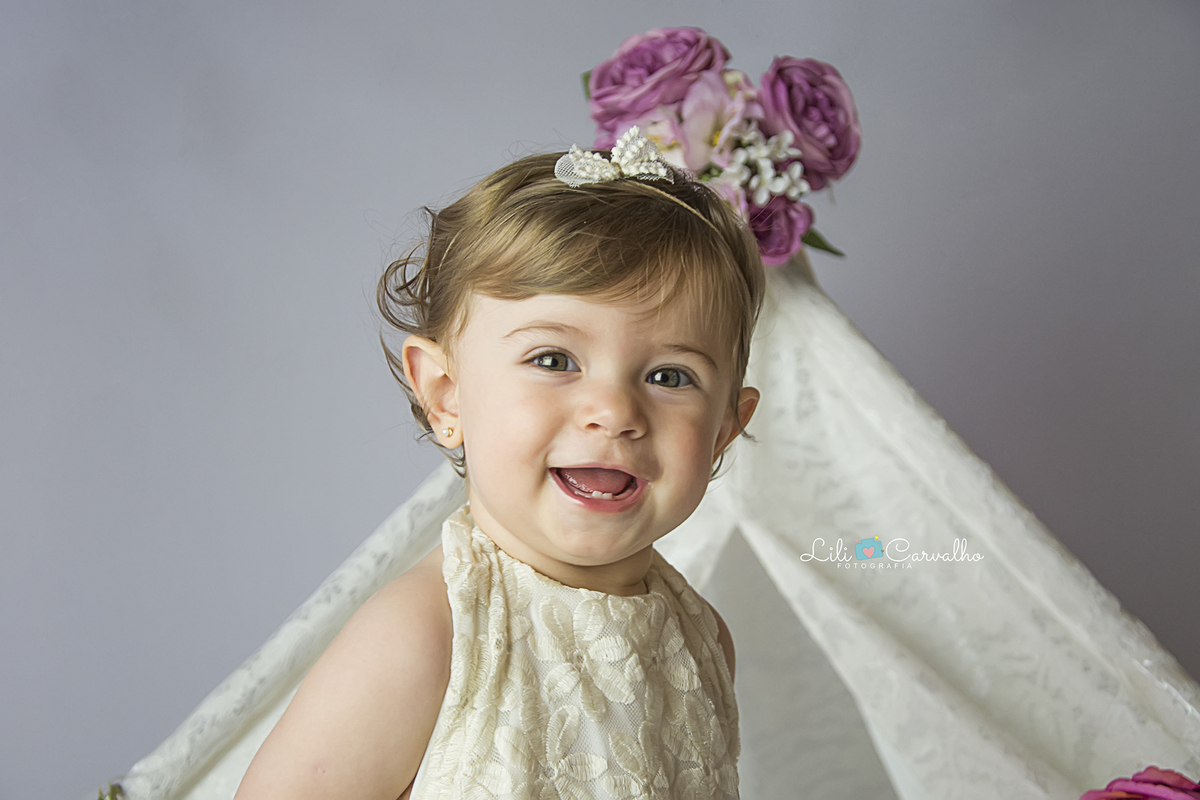 smash the cake maringa ensaio estudio foto um ano, foto cabana, cabana de renda, menina de vestido com bexiga cabana de renda, menina sorrindo lili carvalho maringa melhor newborn de maringa melhor acompanhamento infantil de maringa melhor ensaio gestante
