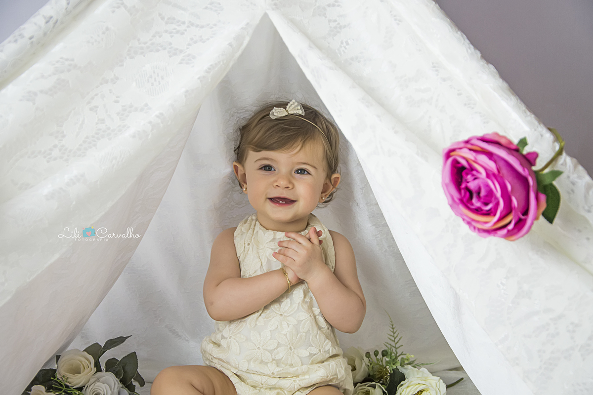 smash the cake maringa ensaio estudio foto um ano, foto cabana, cabana de renda, menina de vestido com bexiga cabana de renda, menina sorrindo lili carvalho maringa melhor newborn de maringa melhor acompanhamento infantil de maringa melhor ensaio gestante