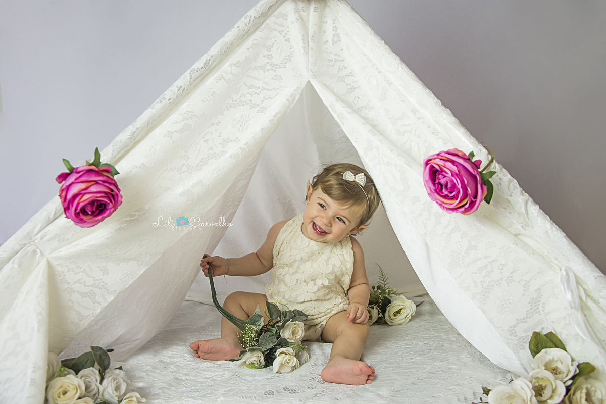 smash the cake maringa ensaio estudio foto um ano, foto cabana, cabana de renda, menina de vestido com bexiga cabana de renda, menina sorrindo lili carvalho maringa melhor newborn de maringa melhor acompanhamento infantil de maringa melhor ensaio gestante