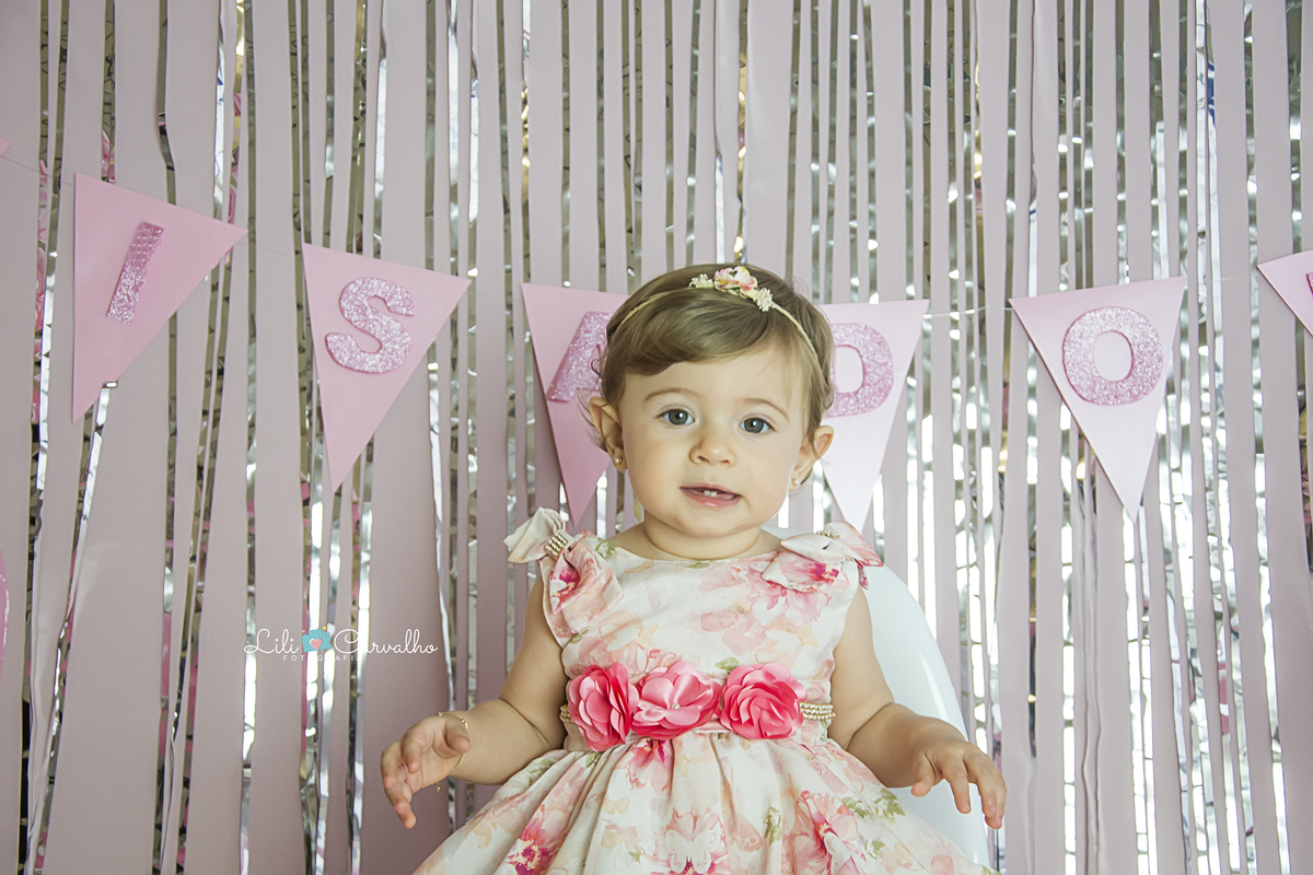 smash the cake maringa ensaio estudio foto um ano, foto cabana, cabana de renda, menina de vestido com bexiga cabana de renda, menina sorrindo lili carvalho maringa melhor newborn de maringa melhor acompanhamento infantil de maringa melhor ensaio gestante