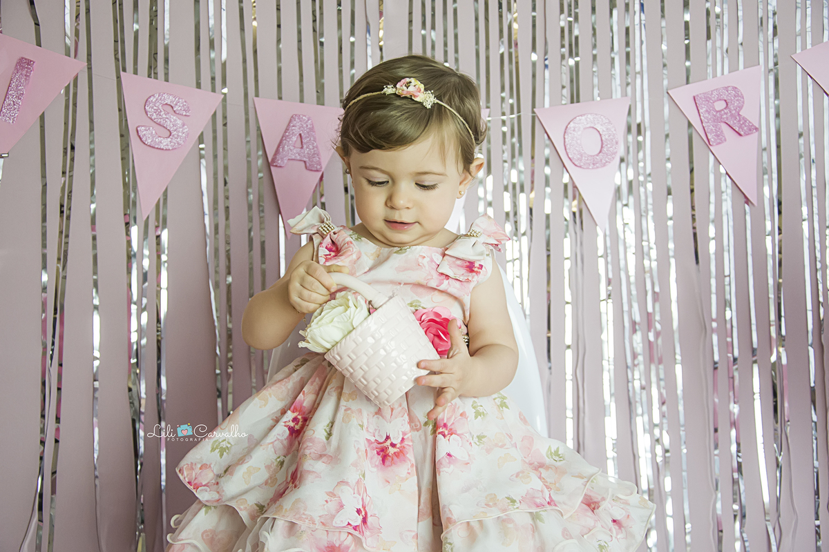 smash the cake maringa ensaio estudio foto um ano, foto cabana, cabana de renda, menina de vestido com bexiga cabana de renda, menina sorrindo lili carvalho maringa melhor newborn de maringa melhor acompanhamento infantil de maringa melhor ensaio gestante