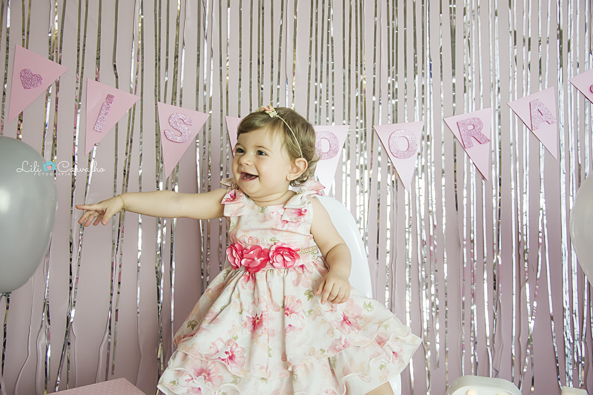 smash the cake maringa ensaio estudio foto um ano, foto cabana, cabana de renda, menina de vestido com bexiga cabana de renda, menina sorrindo lili carvalho maringa melhor newborn de maringa melhor acompanhamento infantil de maringa melhor ensaio gestante
