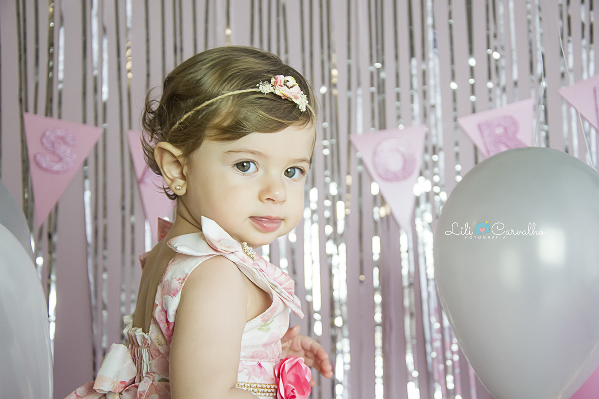 smash the cake maringa ensaio estudio foto um ano, foto cabana, cabana de renda, menina de vestido com bexiga cabana de renda, menina sorrindo lili carvalho maringa melhor newborn de maringa melhor acompanhamento infantil de maringa melhor ensaio gestante