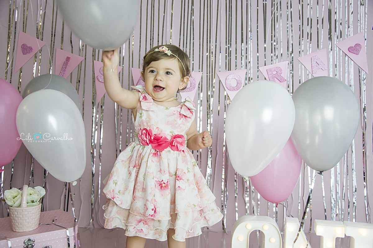 smash the cake maringa ensaio estudio foto um ano, foto cabana, cabana de renda, menina de vestido com bexiga cabana de renda, menina sorrindo lili carvalho maringa melhor newborn de maringa melhor acompanhamento infantil de maringa melhor ensaio gestante